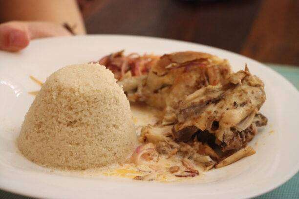 20240131-SAINT-LOUIS-SENEGAL-99-RESTAURANT-CHEZ-DASSO-fonio-poulet-1-612x408