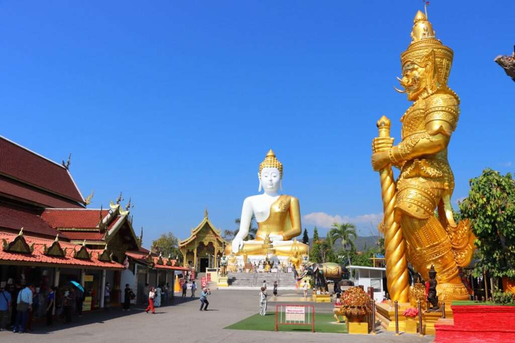 Wat Phra That Doi Kham — Le sanctuaire doré de la colline Mae Hia Chiang Mai Thaïlande