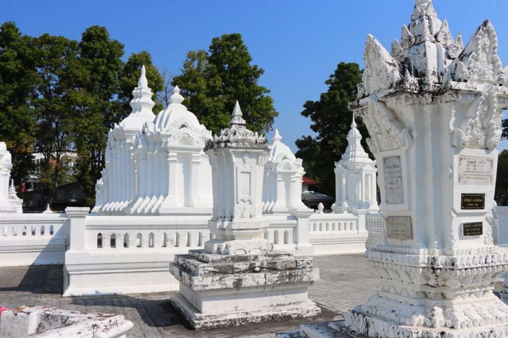 Wat Suan Dok — Mémoire royale, science monastique et silence blanc aux portes de Chiang Mai Thaïlande