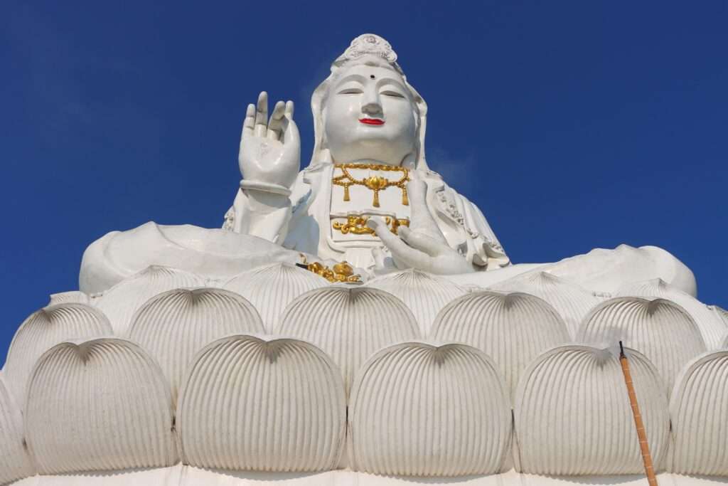 Wat Huay Pla Kang – La déesse qui veille sur la vallée Chiang Rai Thaïlande