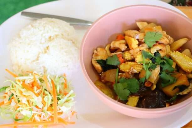 pad med mamuang gai with cashew nuts